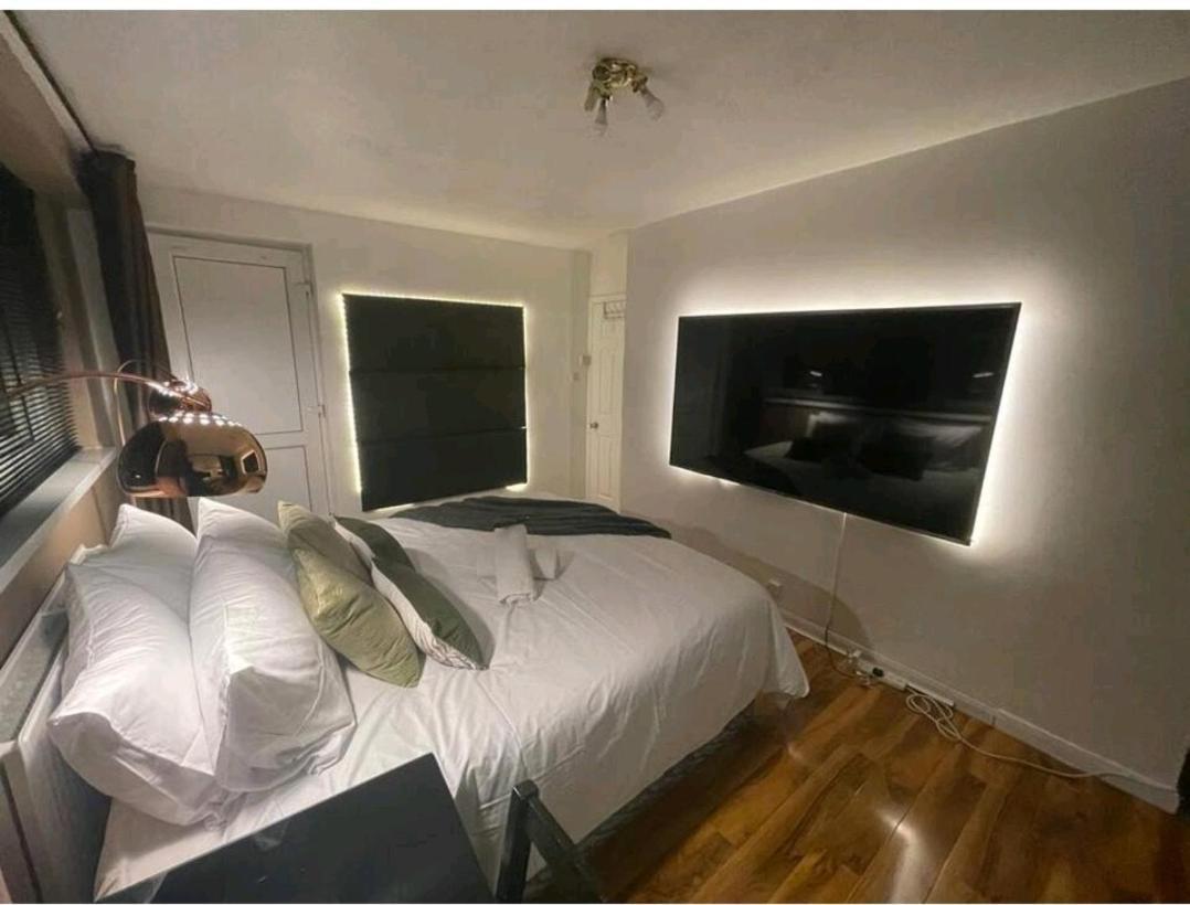 Апартаменты R3 Superking Sized Bed & 75" Tv On The Wall In Clapham Лондон Экстерьер фото