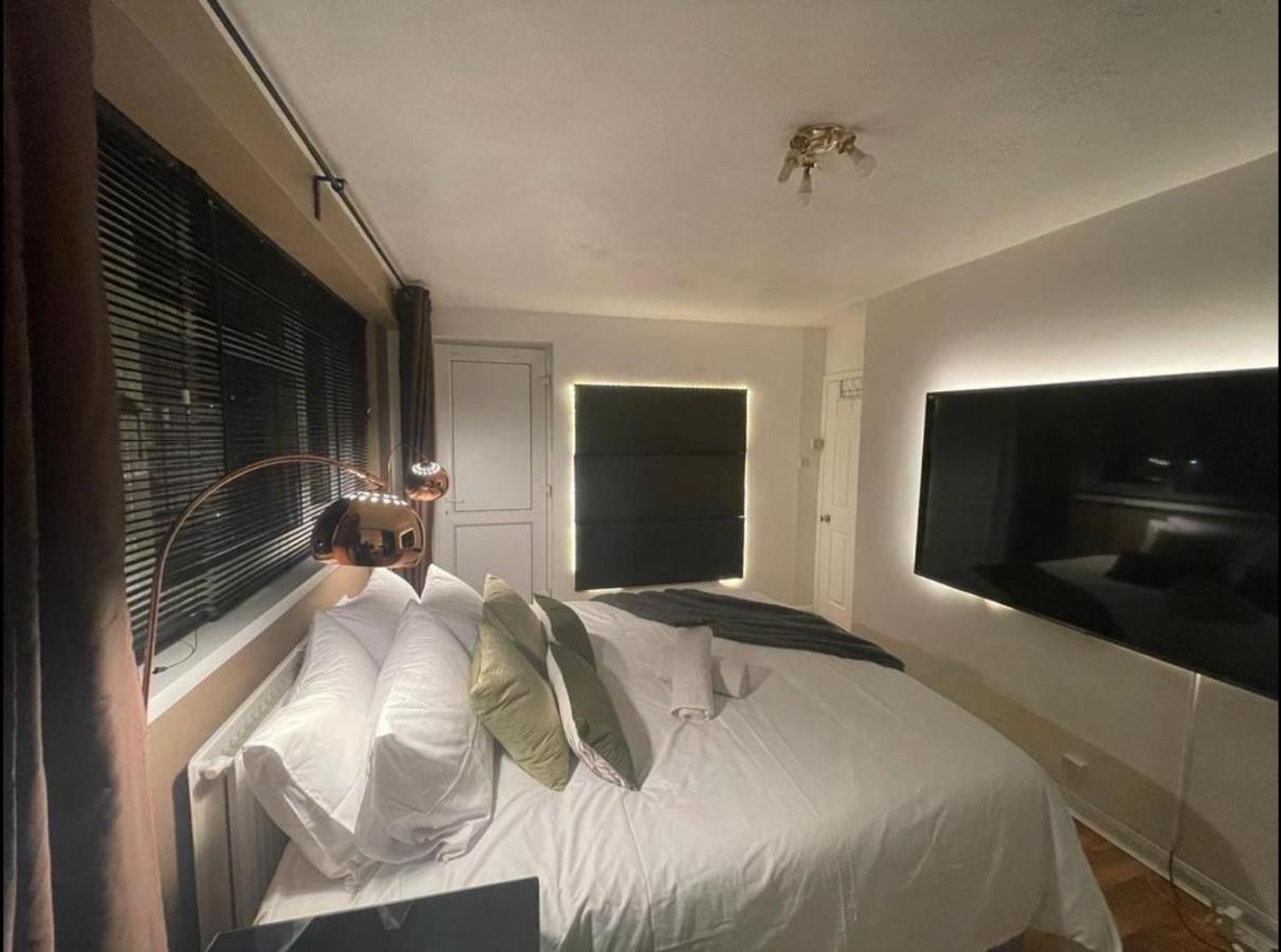 Апартаменты R3 Superking Sized Bed & 75" Tv On The Wall In Clapham Лондон Экстерьер фото