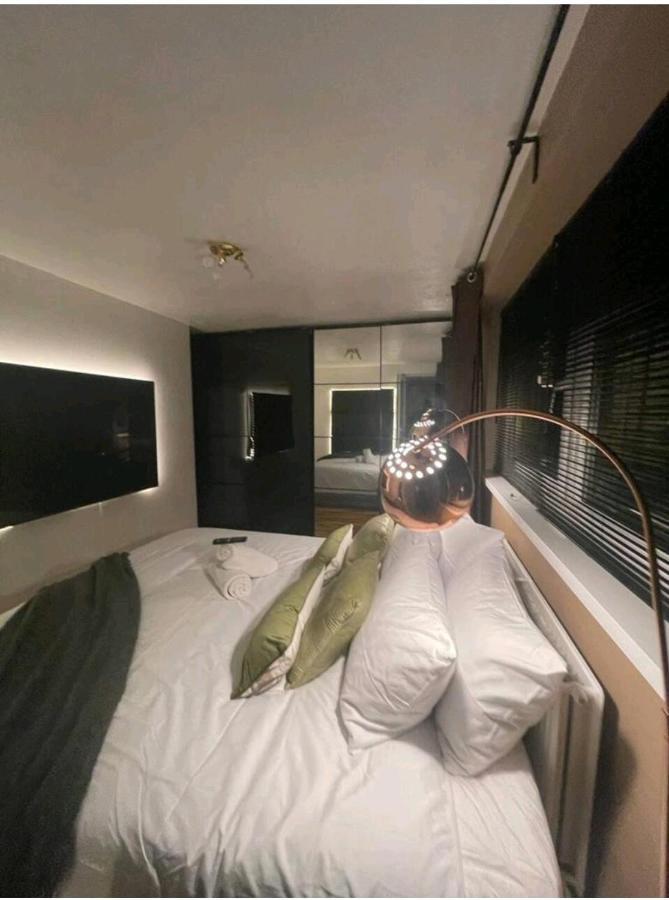 Апартаменты R3 Superking Sized Bed & 75" Tv On The Wall In Clapham Лондон Экстерьер фото