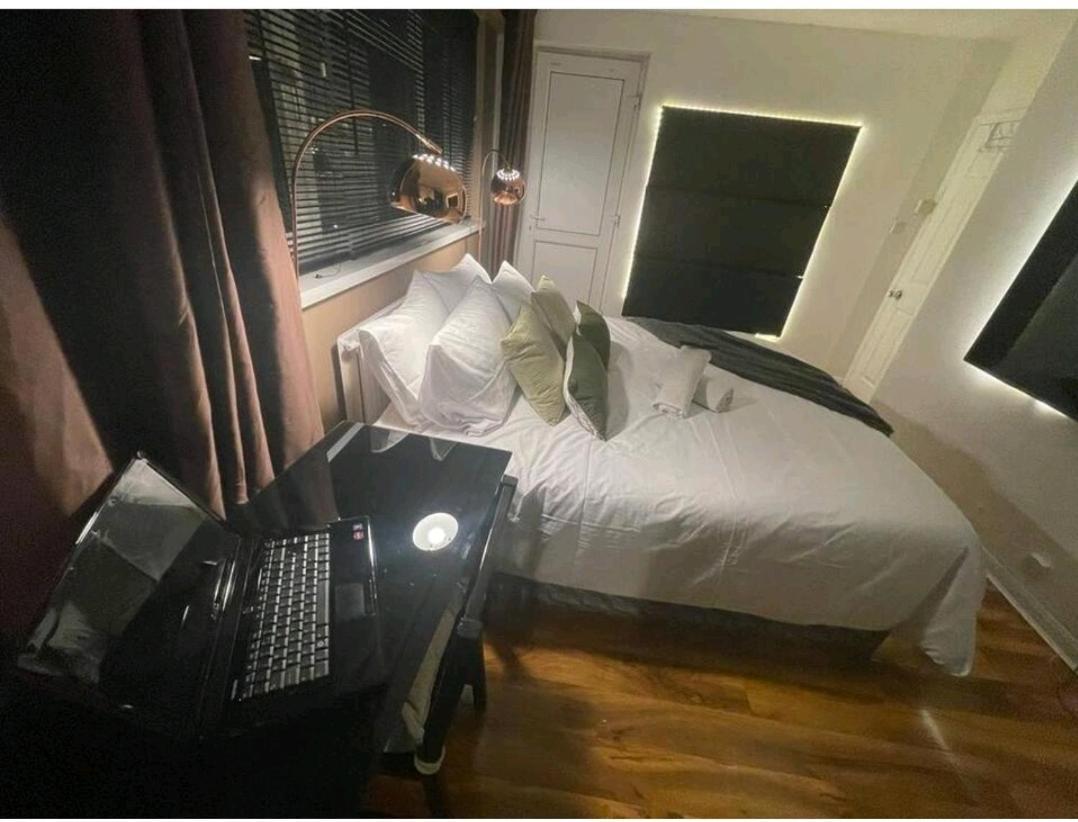 Апартаменты R3 Superking Sized Bed & 75" Tv On The Wall In Clapham Лондон Экстерьер фото