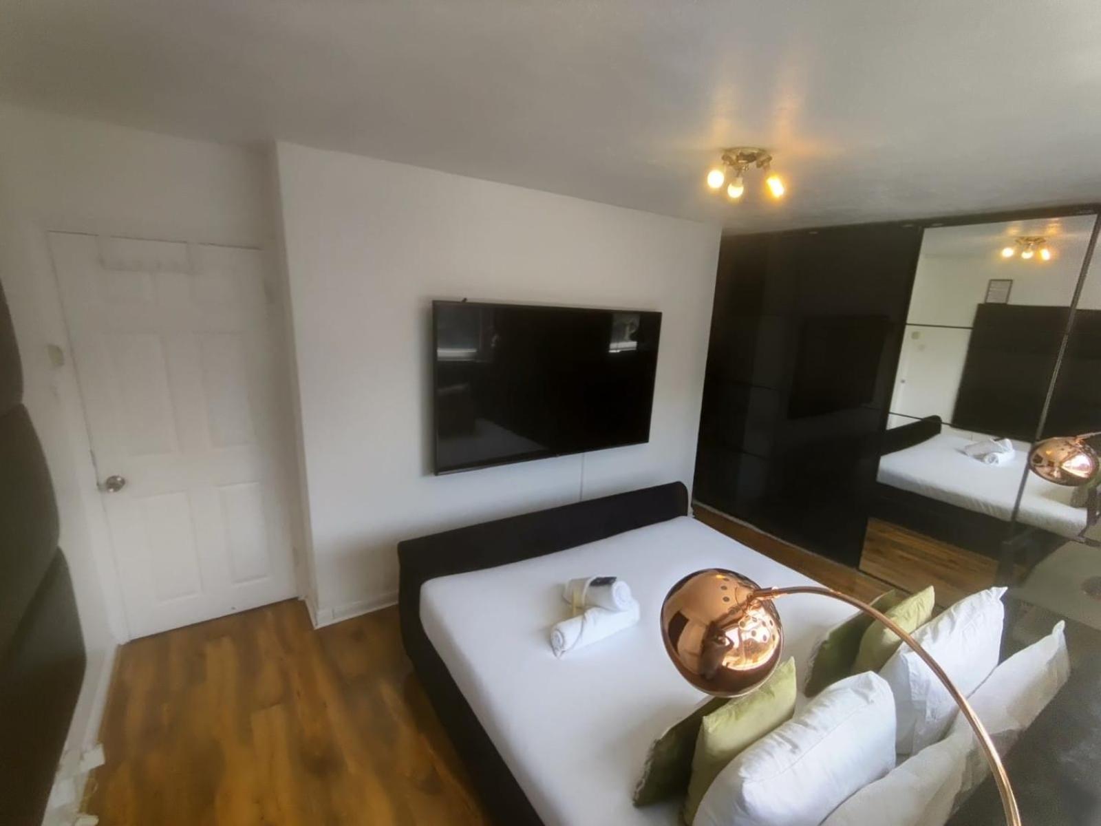Апартаменты R3 Superking Sized Bed & 75" Tv On The Wall In Clapham Лондон Экстерьер фото