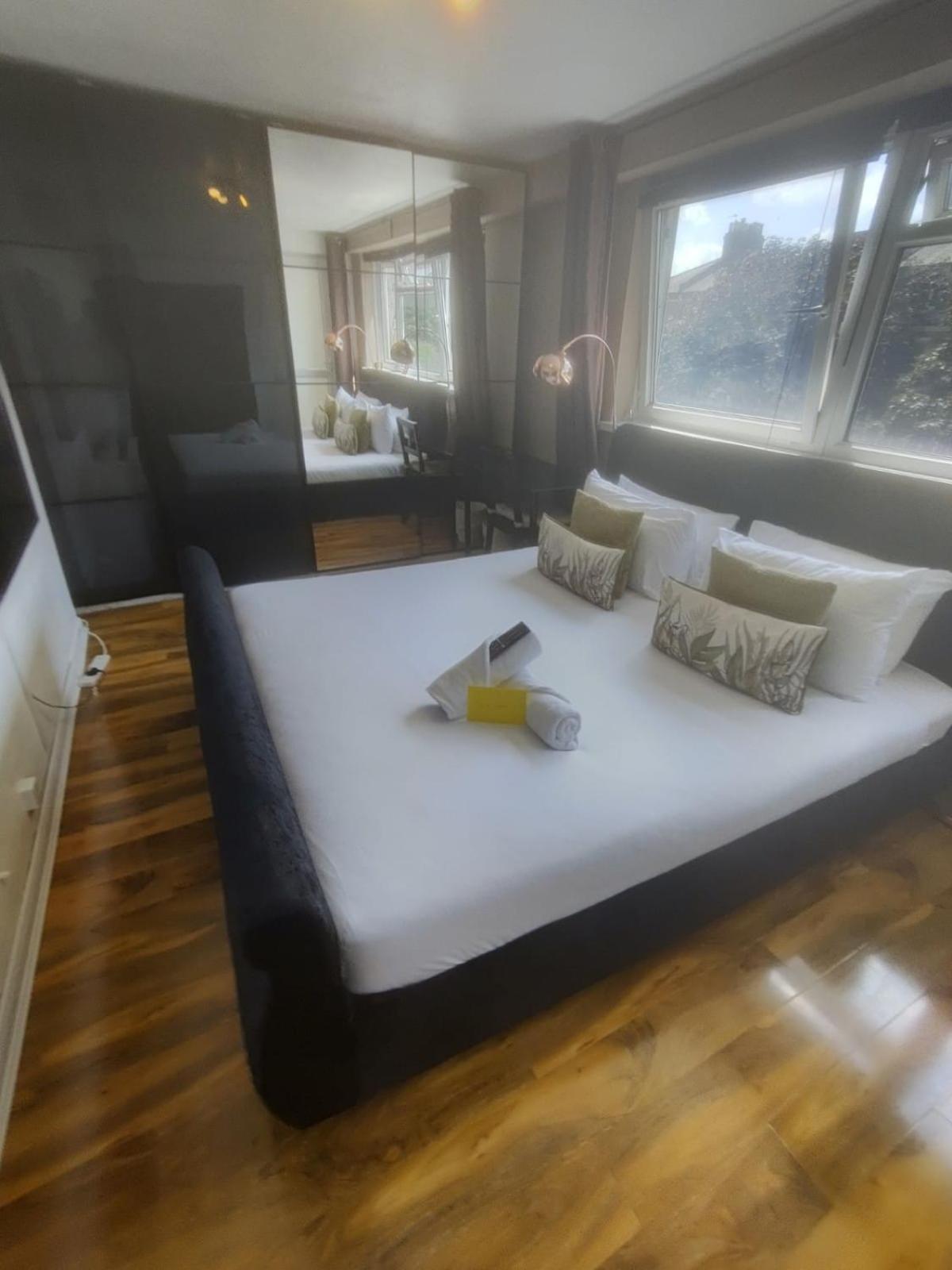 Апартаменты R3 Superking Sized Bed & 75" Tv On The Wall In Clapham Лондон Экстерьер фото