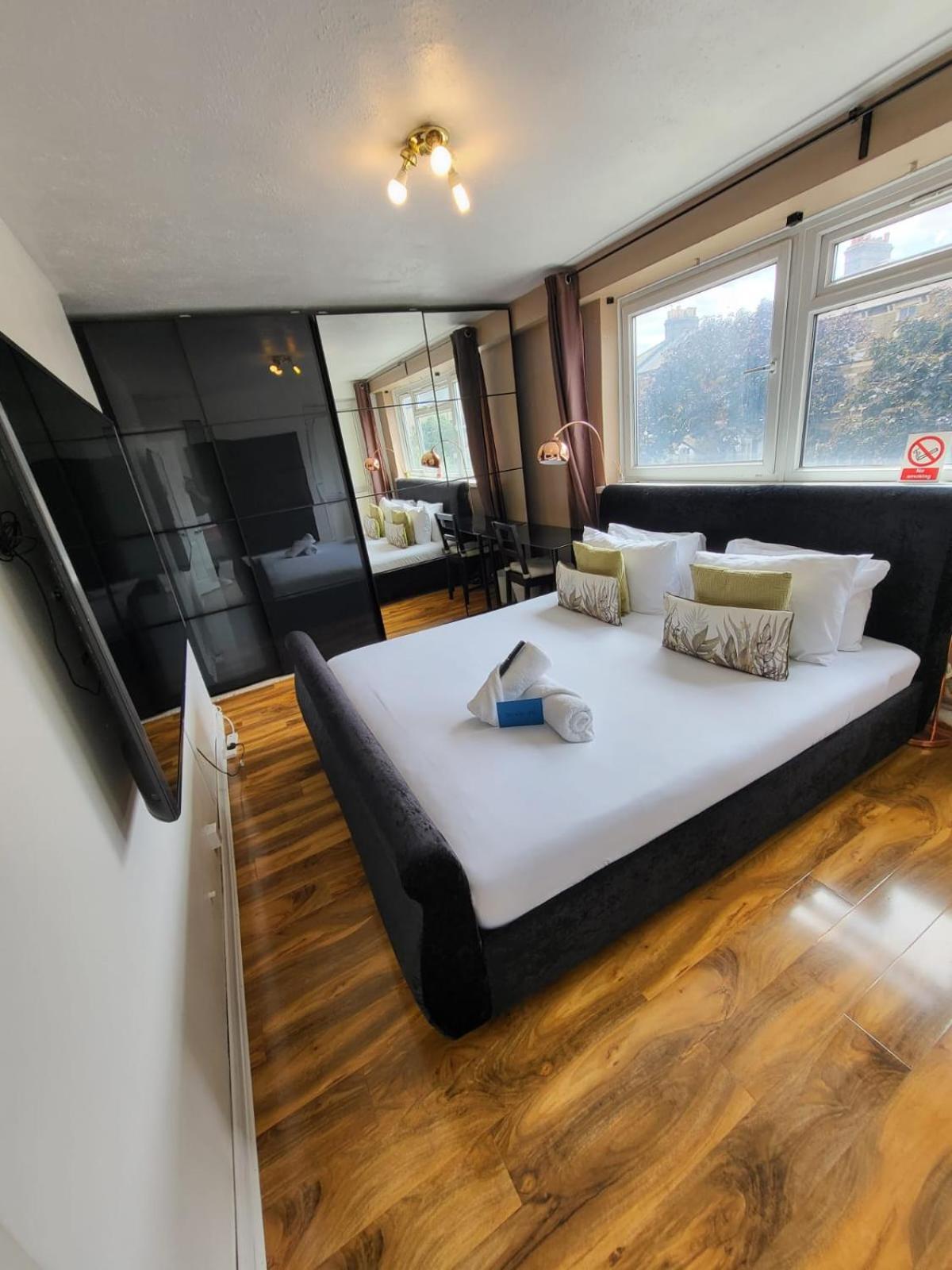 Апартаменты R3 Superking Sized Bed & 75" Tv On The Wall In Clapham Лондон Экстерьер фото